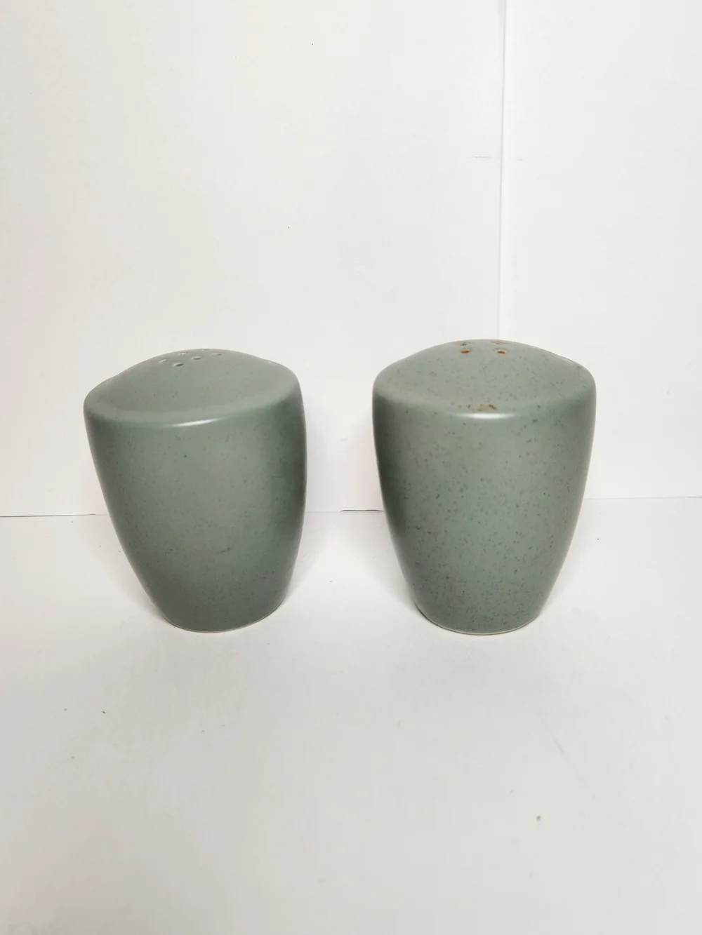 Noritake color wave Stoneware salt & pepper shakers green.